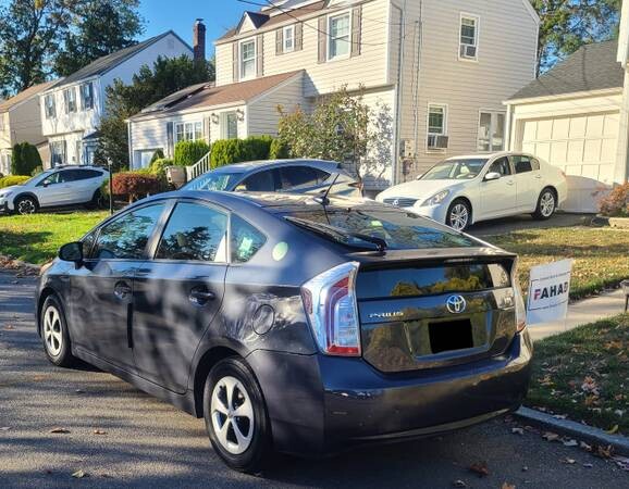 2012-toyota-prius-3000-big-1