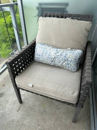 outdoor-furniture-2-chairs-one-table-free-harlem-morningside-big-1